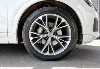 Подержанный автомобиль Audi Q8 2019 года (18 фото)