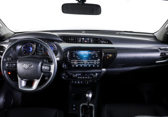 Подержанный автомобиль Toyota Hilux 2015 года (12 фото)