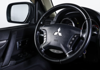 Подержанный автомобиль Mitsubishi Pajero 2013 года (13 фото)