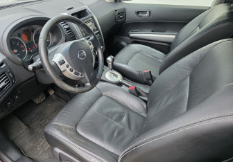 Подержанный автомобиль Nissan X-Trail 2010 года (9 фото)