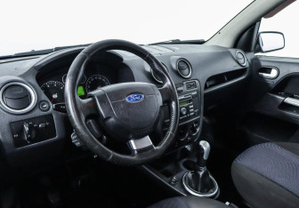 Подержанный автомобиль Ford Fusion 2007 года (10 фото)