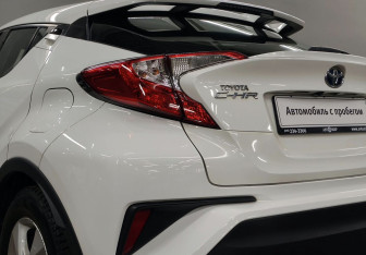 Подержанный автомобиль Toyota C-HR 2018 года (9 фото)