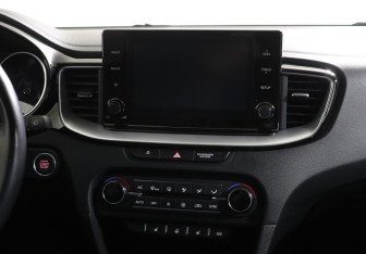 Подержанный автомобиль Kia Ceed Wagon 2020 года (9 фото)