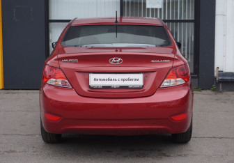 Подержанный автомобиль Hyundai Solaris Sedan 2011 года (6 фото)