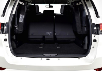 Подержанный автомобиль Toyota Fortuner 2020 года (15 фото)