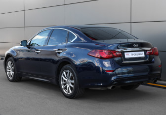 Подержанный автомобиль Infiniti Q70 2015 года (7 фото)