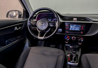 Подержанный автомобиль Kia Rio Hatchback 2021 года (19 фото)