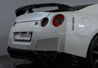 Подержанный автомобиль Nissan GT-R 2011 года (40 фото)