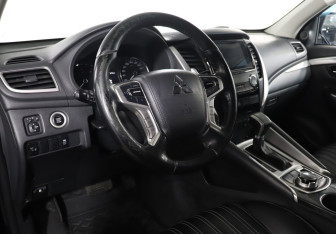 Подержанный автомобиль Mitsubishi Pajero Sport 2019 года (13 фото)