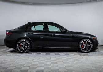 Подержанный автомобиль Alfa Romeo Giulia 2023 года (4 фото)