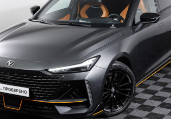 Подержанный автомобиль Changan UNI-V 2023 года (27 фото)