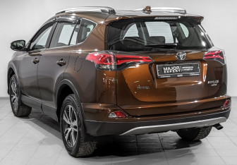 Подержанный автомобиль Toyota RAV4 2016 года (7 фото)