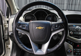 Подержанный автомобиль Chevrolet Cruze Sedan 2011 года (17 фото)