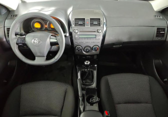 Подержанный автомобиль Toyota Corolla Sedan 2011 года (9 фото)