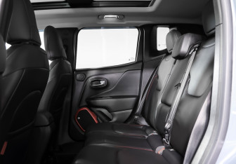 Подержанный автомобиль Jeep Renegade 2016 года (12 фото)