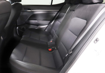 Подержанный автомобиль Hyundai Elantra Sedan 2018 года (9 фото)