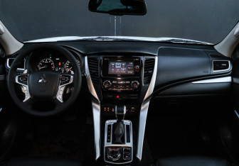 Подержанный автомобиль Mitsubishi Pajero Sport 2018 года (11 фото)