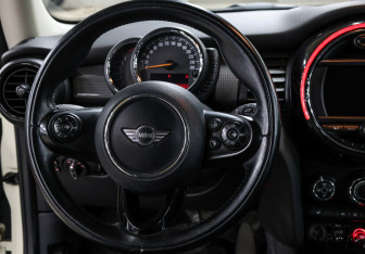 Подержанный автомобиль MINI Hatch 2016 года (17 фото)