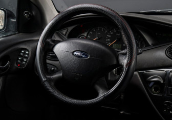 Подержанный автомобиль Ford Focus Sedan 2004 года (13 фото)