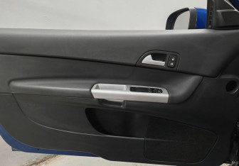 Подержанный автомобиль Volvo C30 2007 года (14 фото)