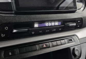 Подержанный автомобиль Peugeot Traveller 2018 года (19 фото)