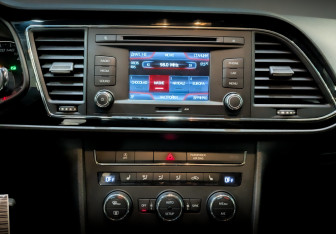 Подержанный автомобиль SEAT Leon Hatchback 2013 года (15 фото)