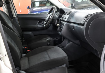 Подержанный автомобиль Skoda Fabia Hatchback 2011 года (11 фото)