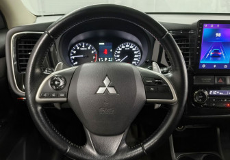 Подержанный автомобиль Mitsubishi Outlander 2012 года (12 фото)