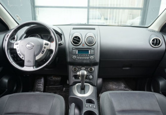 Подержанный автомобиль Nissan Qashqai 2012 года (12 фото)