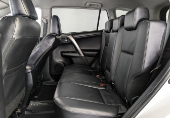 Подержанный автомобиль Toyota RAV4 2018 года (18 фото)