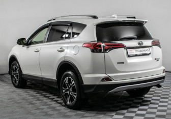 Подержанный автомобиль Toyota RAV4 2015 года (7 фото)