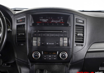 Подержанный автомобиль Mitsubishi Pajero 2011 года (14 фото)