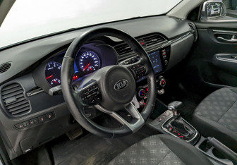 Подержанный автомобиль Kia Rio Hatchback 2017 года (13 фото)