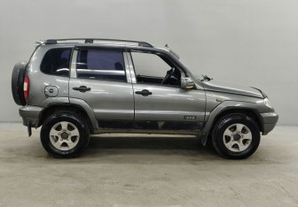 Подержанный автомобиль Chevrolet Niva 2005 года (4 фото)
