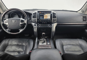Подержанный автомобиль Toyota Land Cruiser Suv 2014 года (12 фото)