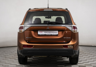 Подержанный автомобиль Mitsubishi Outlander 2012 года (6 фото)