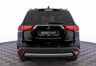 Подержанный автомобиль Mitsubishi Outlander 2017 года (6 фото)