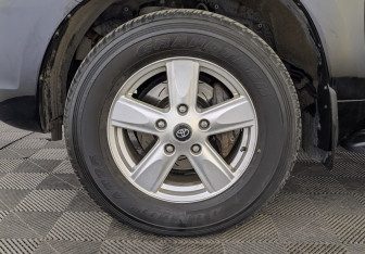 Подержанный автомобиль Toyota Land Cruiser Suv 2010 года (12 фото)