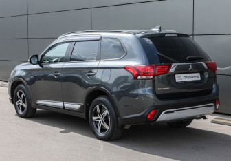 Подержанный автомобиль Mitsubishi Outlander 2021 года (7 фото)