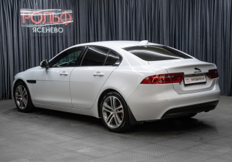Подержанный автомобиль Jaguar XE 2016 года (6 фото)