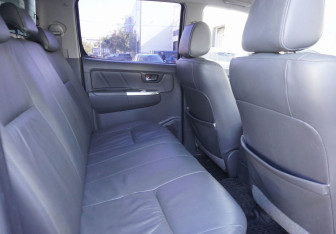 Подержанный автомобиль Toyota Hilux 2013 года (9 фото)