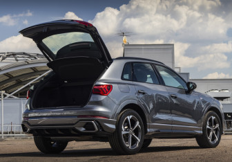 Подержанный автомобиль Audi Q3 2024 года (24 фото)