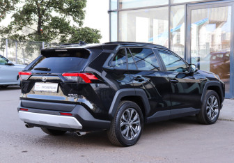 Подержанный автомобиль Toyota RAV4 2023 года (4 фото)
