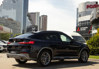 Подержанный автомобиль BMW X4 2021 года (4 фото)