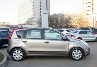 Подержанный автомобиль Nissan Note 2008 года (3 фото)