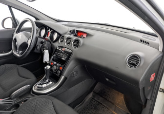 Подержанный автомобиль Peugeot 308 Hatchback 2011 года (11 фото)