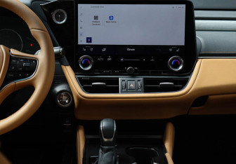 Подержанный автомобиль Lexus ES 2025 года (12 фото)