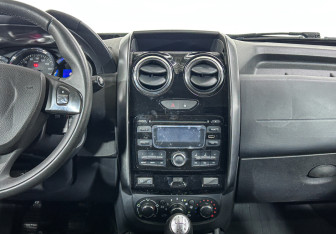 Подержанный автомобиль Renault Duster 2017 года (12 фото)