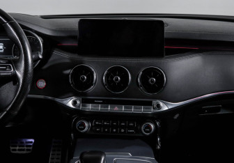 Подержанный автомобиль Kia Stinger 2021 года (13 фото)