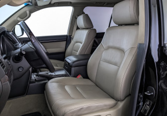 Подержанный автомобиль Toyota Land Cruiser Suv 2010 года (20 фото)